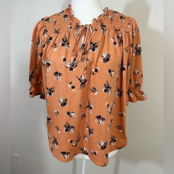 Melloday sz sm top in a pumpkin color with a floral print. Ruching front & back - Picture 9 of 15